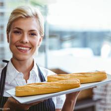 漂亮的女服務員帶著法國長棍面包