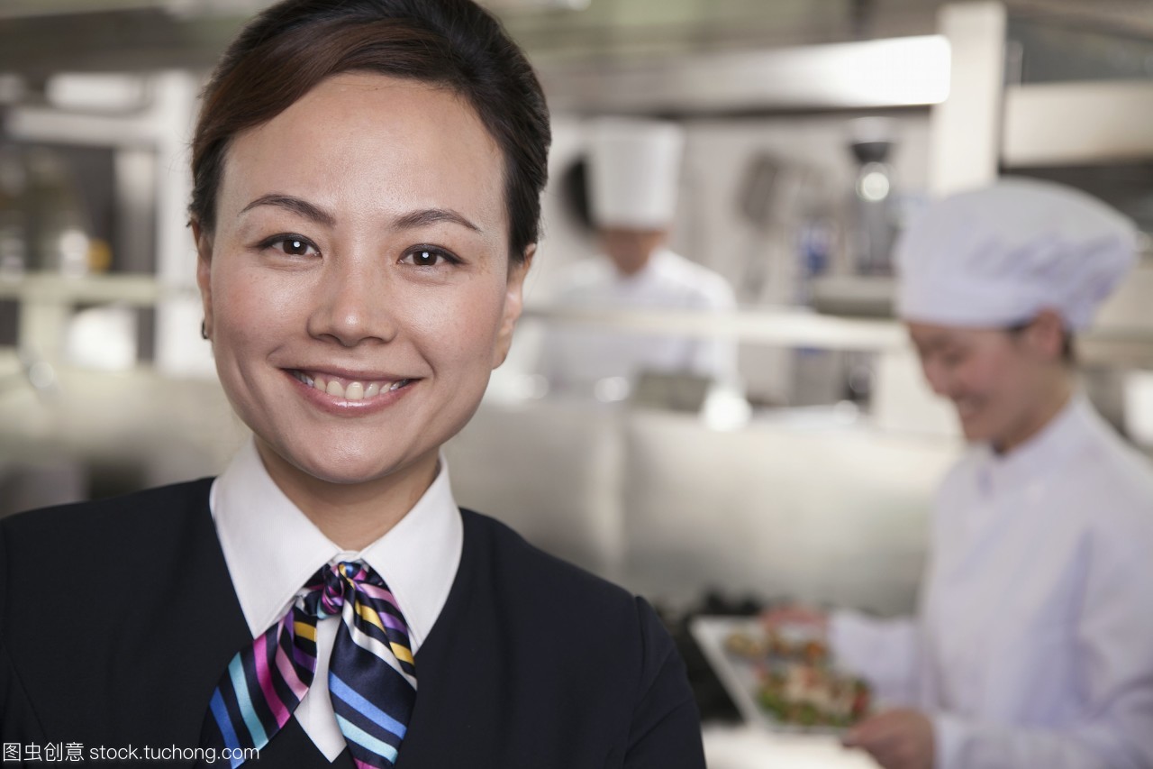 一個工業(yè)廚房的餐廳女服務員