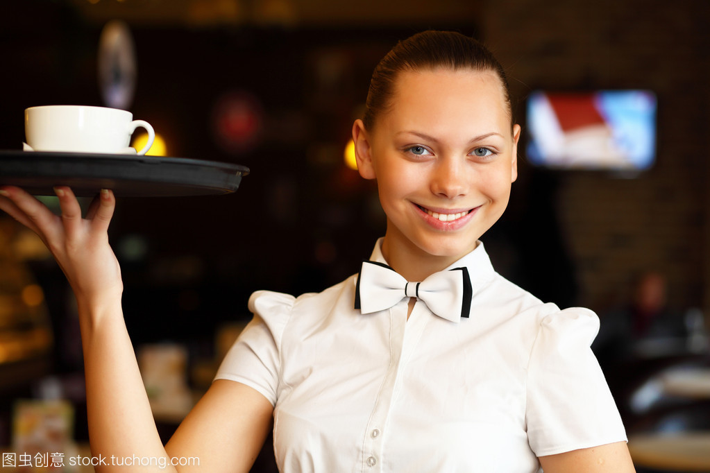 青春與優(yōu)雅 餐飲服務中的年輕女服務員