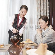 優(yōu)質餐飲服務的藝術 酒店服務員倒茶的細節(jié)與技巧